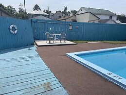 Budget Host Three Crowns Motor Lodge