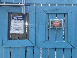 Budget Host Three Crowns Motor Lodge