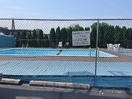 Budget Host Three Crowns Motor Lodge