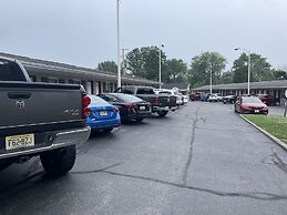 Budget Host Three Crowns Motor Lodge