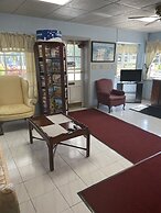 Budget Host Three Crowns Motor Lodge