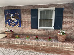 Budget Host Three Crowns Motor Lodge