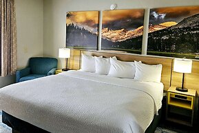 Days Inn and Suites by Wyndham Downtown Missoula-University