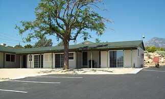 Lakeshore Lodge