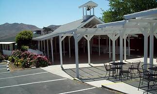 Lakeshore Lodge