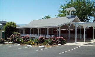 Lakeshore Lodge