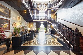 PortAventura Hotel Lucy's Mansion