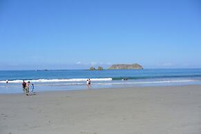 Oceanfront Hotel Verde Mar direct access to the beach