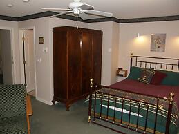 Cedar Wood Lodge B&B