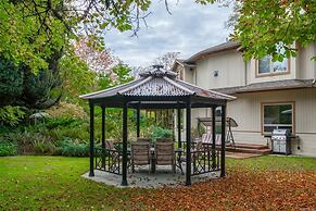 Cedar Wood Lodge B&B