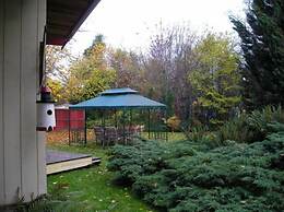 Cedar Wood Lodge B&B