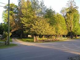 Cedar Wood Lodge B&B