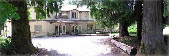 Cedar Wood Lodge B&B