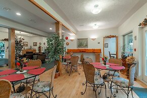 Cedar Wood Lodge B&B