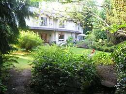 Cedar Wood Lodge B&B