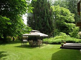 Cedar Wood Lodge B&B