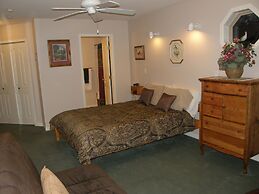 Cedar Wood Lodge B&B