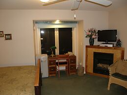 Cedar Wood Lodge B&B