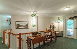 Cedar Wood Lodge B&B