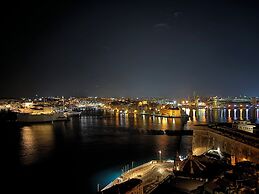 Grand Harbour Hotel