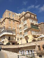 Grand Harbour Hotel