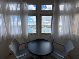 Grand Harbour Hotel