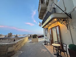 Grand Harbour Hotel