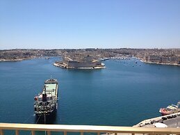 Grand Harbour Hotel