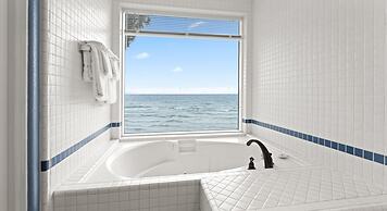 Edgelake Beach Club by Coolvacay