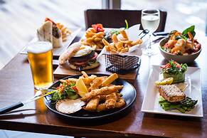 Nightcap at Queens Beach Hotel