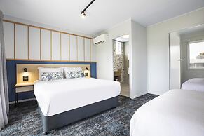 Nightcap at Queens Beach Hotel