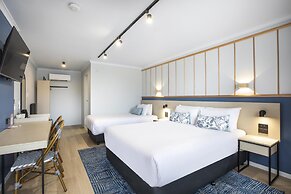 Nightcap at Queens Beach Hotel