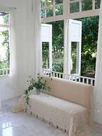 Brassiere Beach Resort