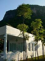 Brassiere Beach Resort