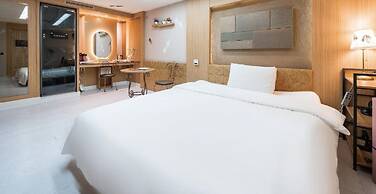 Friendly DH Naissance Hotel by Mindrum Group