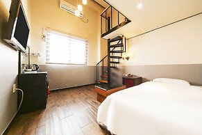 Friendly DH Naissance Hotel by Mindrum Group