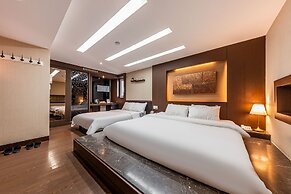 Friendly DH Naissance Hotel by Mindrum Group