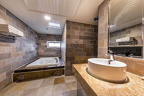 Friendly DH Naissance Hotel by Mindrum Group