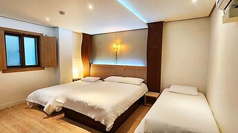 Friendly DH Naissance Hotel by Mindrum Group