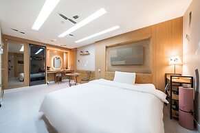 Friendly DH Naissance Hotel by Mindrum Group
