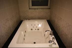 Friendly DH Naissance Hotel by Mindrum Group