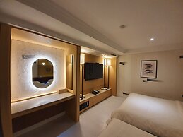 Friendly DH Naissance Hotel by Mindrum Group