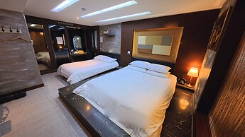Friendly DH Naissance Hotel by Mindrum Group