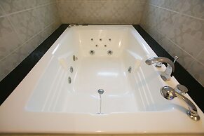 Friendly DH Naissance Hotel by Mindrum Group