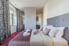 Starlight Luxury Rooms