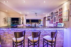 Dias Luxury Studios & Apartments