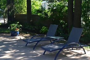 Stratford Suburban Motel