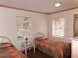 Lakeside Resort-Lakeside Cabins