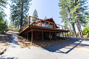 The Alice Cabin - Pet Friendly with Large Deck by Yosemite Region Reso
