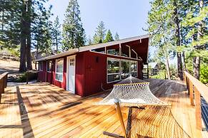 The Alice Cabin - Pet Friendly with Large Deck by Yosemite Region Reso